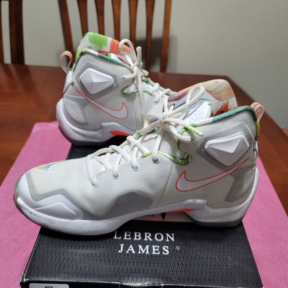 LeBrons Size 7y /8.5 womens - Picture 3 of 8